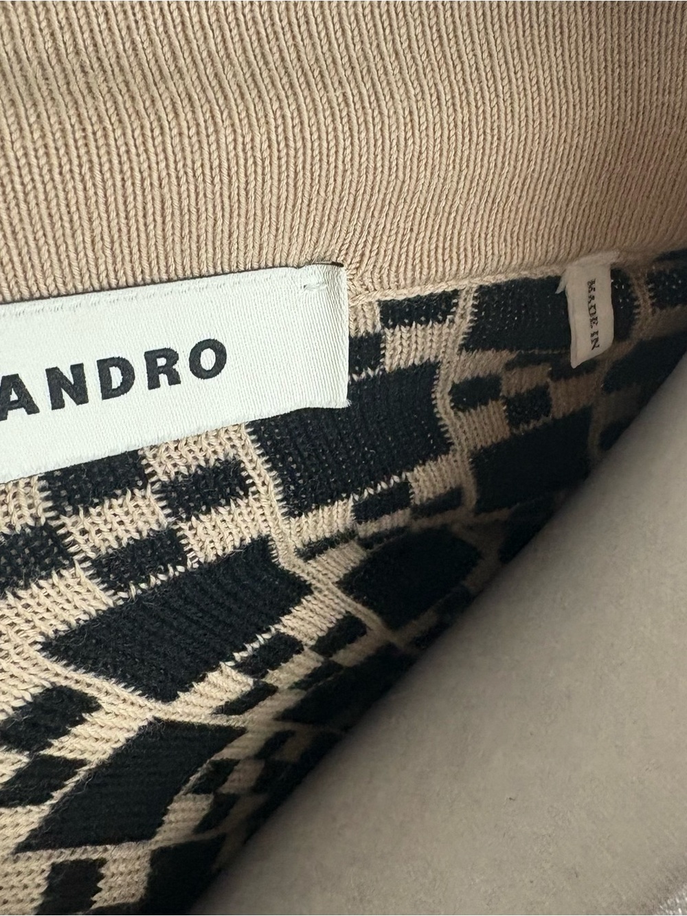 🔥FINAL SALE FREE SHIPPING!🔥 NEW Sandro Beige and Black Geometric V-Neck Cardigan - Picture 12 of 14